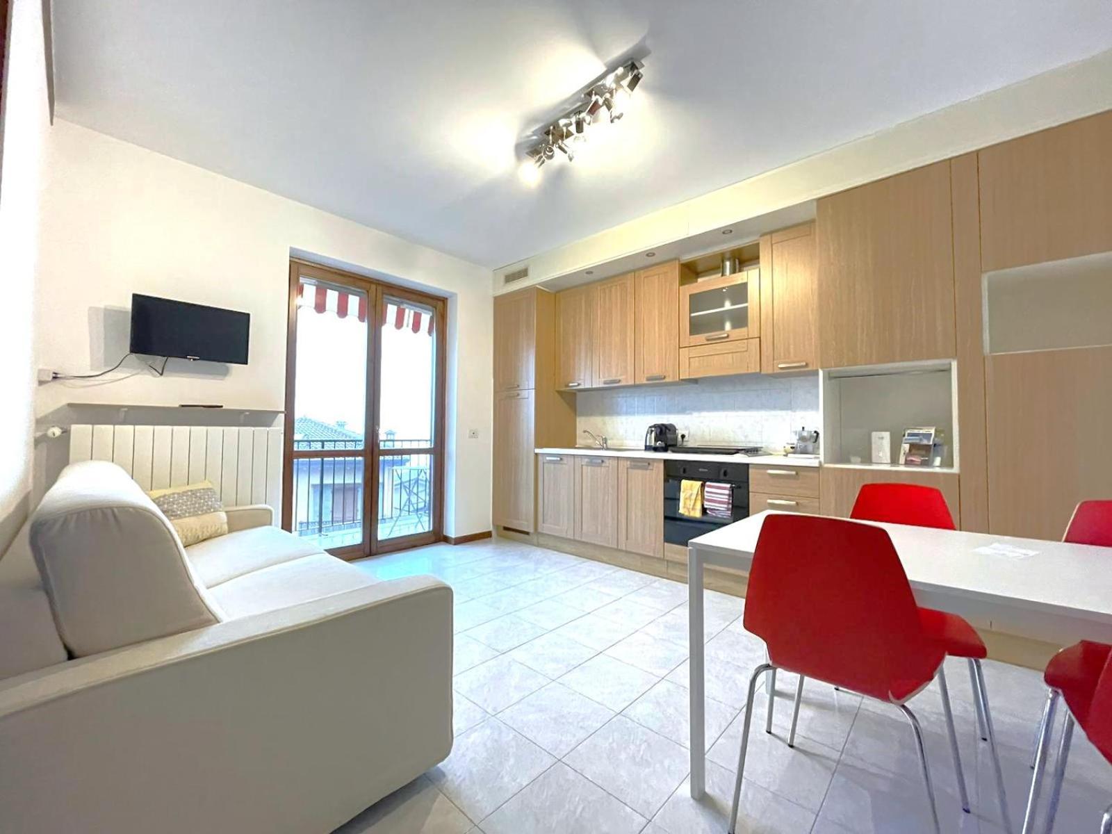 Happy Guest Apartments - Lake View And Pool Рива-ді-Сольто Екстер'єр фото